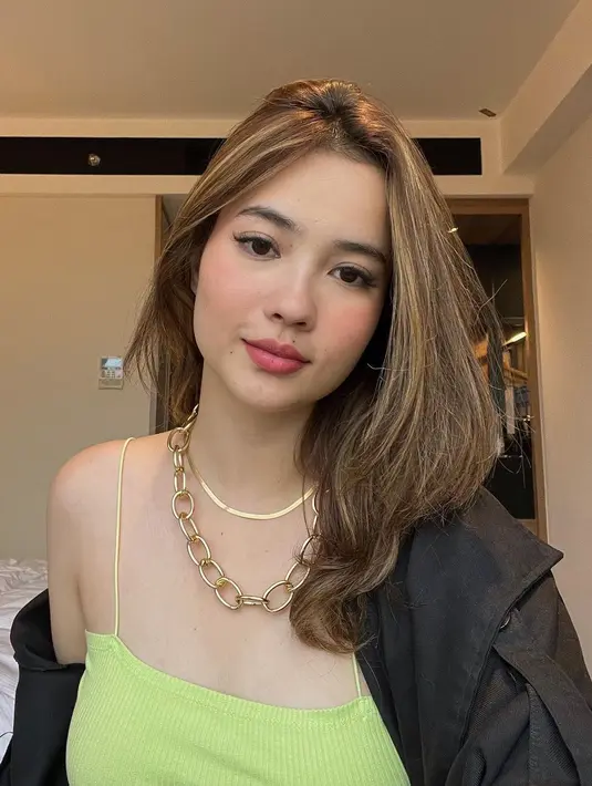 Rheina kerap tampil kasual namun tetap terlihat menawan. (FOTO: instagram.com/rheinabs)