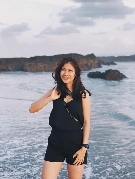 Keahlian memasak mengantarkan Oliv ke galeri MasterChef Indonesia Season 8 pada usia 24 tahun. Oliv yang sebelumnya bekerja sebagai agen properti makin terkenal setelah ia berhasil bertahan sampai sekarang, hingga top 7. Menarik mengikuti perjuangannya di MasterChef. (Liputan6.com/IG/@olivia.mci8)