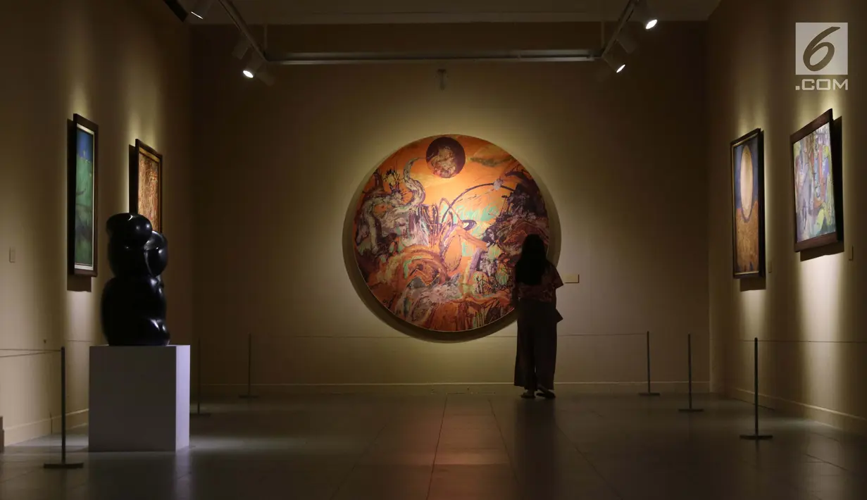 Pengunjung melihat koleksi seni yang dipamerkan pada pameran seni rupa koleksi nasional #2 yang bertema Lini Transisi di Galeri Nasional, Jakarta, Selasa (13/8/2019). Pameran berlangsung hingga 31 Agustus mendatang. (Liputan6.com/Helmi Fithriansyah)