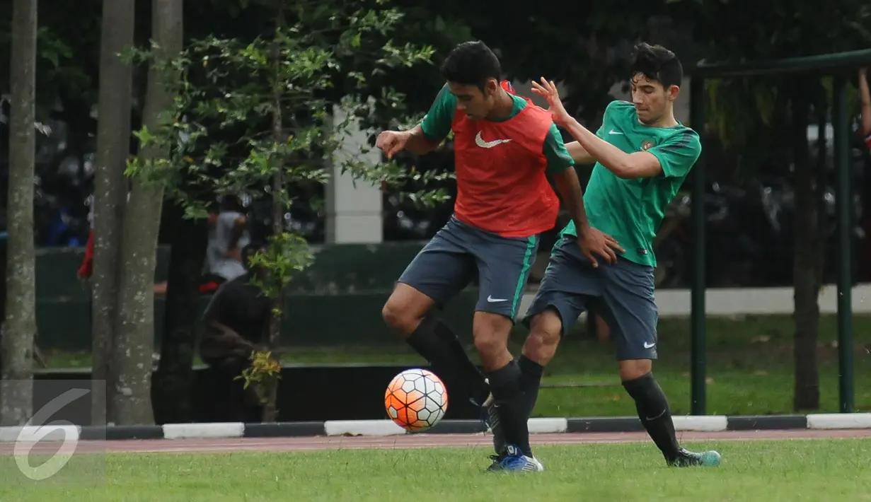 George Brown (kanan) berebut bola saat latihan seleksi Timnas Indonesia U-19 di Lapangan Atang Sutresna, Jakarta, Kamis (6/4). 14 pemain yang pernah berlaga di luar negeri mengikuti seleksi masuk Timnas Indonesia U-19. (Liputan6.com/Helmi Fithriansyah)