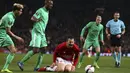 Zlatan Ibrahimovic kesakitan saat dilanggar pemain St.Etienne pada leg pertama babak 32 besar Liga Europa Old Trafford stadium, Manchester, (16/2/2017).  (AP/Dave Thompson)