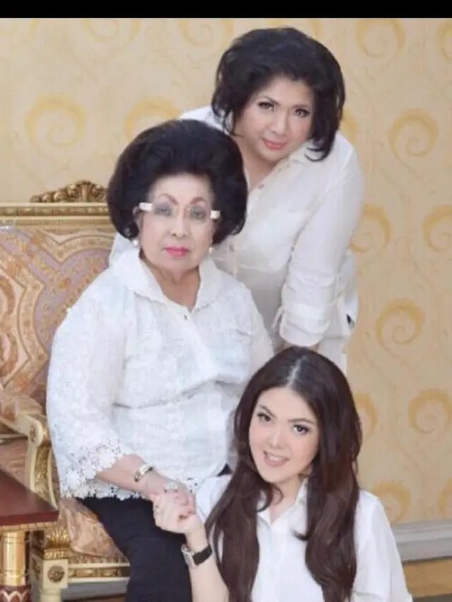 6 Potret Kedekatan Tina Toon dan Ibunda, Senang Diajak Joget TikTok Bareng