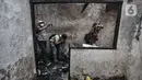 Awak media mengambil gambar di lokasi kebakaran yang melanda rumah kontrakan di Jalan Pisangan Baru III, RT 006/010, Matraman, Jakarta, Kamis (25/3/2021). Kebakaran yang diduga terjadi karena korsleting listrik tersebut menghanguskan 5 rumah kontrakan. (merdeka.com/Iqbal S. Nugroho)