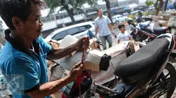 Seorang pekerja tampak mengamankan motor saat akan dikirim via kereta api, Senen, Jakarta, Senin (29/6/2015). Menjelang Hari Raya Idul Fitri 2015, pengiriman terutama untuk motor mengalami peningkatan. (Liputan6.com/Faizal Fanani)