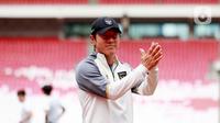 Setibanya di SUGBK, Jokowi langsung berbincang dengan Pelatih Shin Tae-yong. (Bola.com/M Iqbal Ichsan)