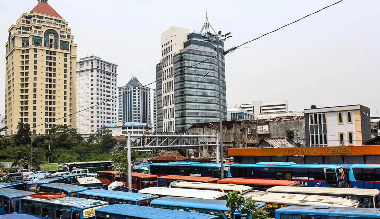 Kurangnya pengawasan serta penataan dari instansi terkait membuat Terminal Senen menjadi tidak terawat dan terkesan kumuh. Foto diambil pada Kamis (6/11/2014).(Liputan6.com/Faizal Fanani)