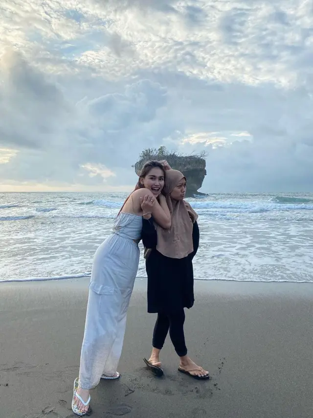 Potret Liburan Ayu Ting Ting ke Pantai Pangandaran. (Sumber: Instagram/ayutingting92)