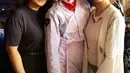 Aaliyah Massaid foto bersama sang bunda Reza Artamevia dan adiknya Zahwa Massaid usai menjalani latihan menjadi Pasukan Pengibar Bendera (Paskibra) Jelang HUT ke-74 RI di Aquarium Sea World, Ancol, Jakarta (11/8/2019). (Fimela.com/Bambang E. Ros)