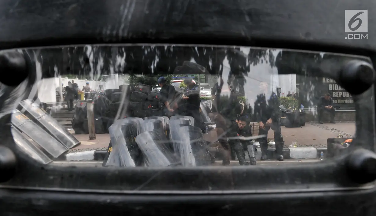Personel kepolisian saat berjaga di depan Gedung Mahkamah Konstitusi (MK), Jakarta, Rabu (26/6/2019). Penjagaan di sekitar Gedung MK guna mengantisipasi hal yang tidak diinginkan jelang sidang putusan kasus sengketa Pilpres 2019. (merdeka.com/Iqbal S. Nugroho)