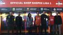 Perwakilan Shopee, EMTEK dan klub, foto bersama saat konferensi pers launching official merchandise 5 klub di Holywings, Jakarta, Selasa (23/7). Shoppe hadirkan official shop dari 5 klub Liga 1.