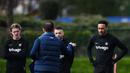 Pelatih Chelsea, Frank Lampard, memberikan arahan kepada anak asuhnya saat sesi latihan jelang laga Liga Champions melawan Real Madrid di London, (11/4/2023). Pertandingan yang akan digelar di markas Real Madrid, Stadion Santiago Bernabeu itu menjadi misi kebangkitan The Blues yang sedang mengalami keterpurukan di Liga Inggris. (AFP/Daniel Leal)