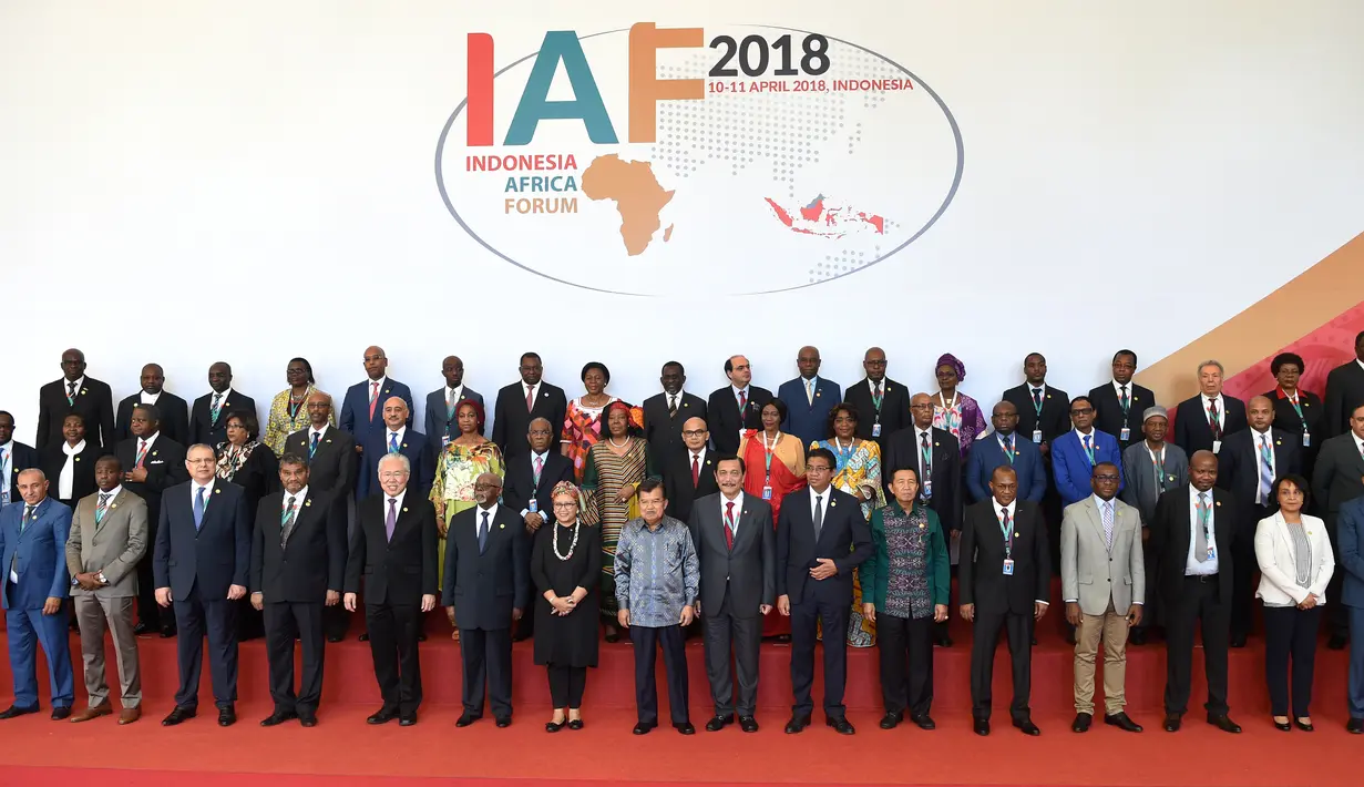 Wapres Jusuf Kalla bersama Menko Kemaritiman Luhut Binsar Pandjaitan, Menlu Retno Marsudi, Mendag Enggartiasto Lukita berfoto dengan para delegasi negara Afrika pada pembukaan Forum Indonesia Afrika (IAF) 2018 di Bali, Selasa (10/4). (SONNY TUMBELAKA/AFP)