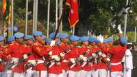 Paspampres melakukan prosesi serah terima pergantian pasukan jaga Istana di depan Istana Negara, Jakarta, Minggu (17/7). Prosesi ini merupakan kegiatan rutin yang dilangsungkan pada Minggu ke-2 tiap bulannya. (Liputan6.com/Gempur M Surya)