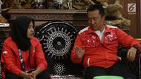 Menteri Pemuda dan Olahraga, Imam Nahrawi berbincang dengan Atlet blind judo, Miftahul Jannah di rumah dinas Menpora, Jakarta, Selasa (9/10). Selain makan siang, Menpora sempat menguji kemampuan Miftahul Jannah bermain catur. (Merdeka.com/Imam Buhori)