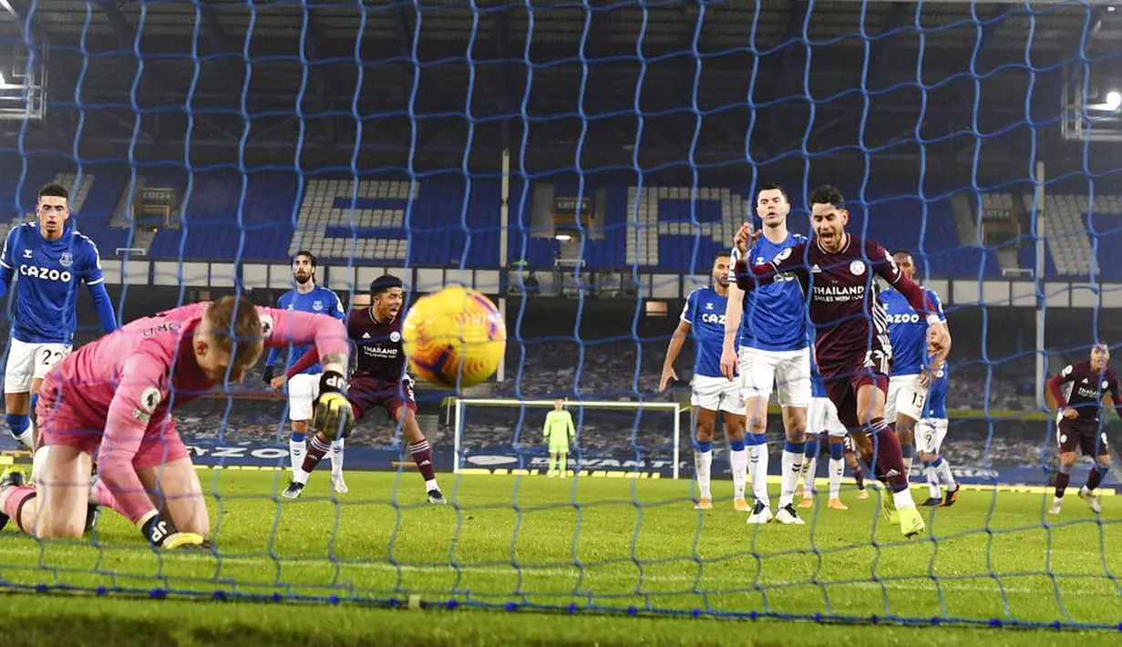 Pemain Leicester City, Youri Tielemans, mencetak gol ke gawang Everton pada laga Liga Inggris di Stadion Goodison Park, Rabu (27/1/2021). Kedua tim bermain imbang 1-1. (Michael Regan/Pool via AP)