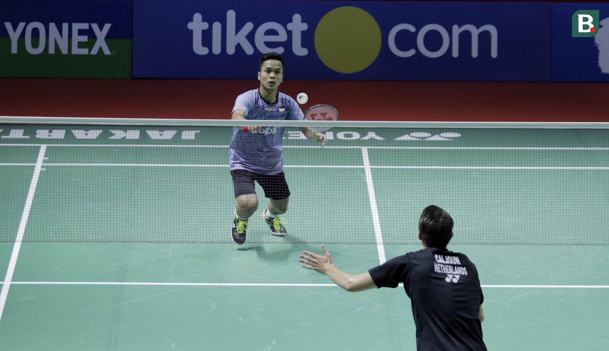 Tunggal putra Indonesia, Anthony Sinisuka Ginting, saat melawan wakil Belanda, Mark Caljouw, pada Indonesia Open di Istora Senayan, Rabu, (4/7/2018). Anthony Ginting menang 21-9, 21-17. (Bola.com/M Iqbal Ichsan)