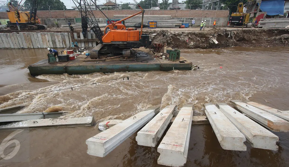 Pekerja menyelesaikan pengerjaan proyek normalisasi Sungai Ciliwung di Jakarta, Selasa (8/11). Pemprov DKI menargetkan normalisasi Sungai Ciliwung rampung pada 2018 mendatang yang akan ditunjang dengan ketersediaan rusun. (Liputan6.com/Immanuel Antonius)