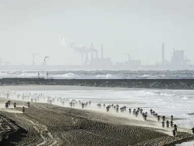 Para pebalap mootokros sedang beraksi dalam balap motokros Red Bull Knock Out di Pantai Hague, Belanda, (28/11/2015). (AFP Photo/ANP/Remko de Wall)