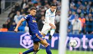 Mason Greenwood mencoba melakukan tembakan ke gawang dalam laga Liga Champions antara Marseille vs Newcastle di Stade Velodrome, 26 November 2025. (AP Photo/Philippe Magoni)