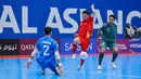 Di babak kedua, serangan berbahaya Vietnam hampir mengoyak gawang Indonesia. Tampak dalam foto, penjaga gawang Timnas Futsal Indonesia, Ahmad Habiebie (kiri) berusaha menahan serangan pemain Vietnam pada babak perempat final Piala Asia Futsal 2026 di Indonesia Arena, Kompleks Gelora Bung Karno, Senayan, Jakarta, Selasa (3/2/2026). (Bola.com/Bagaskara Lazuardi)