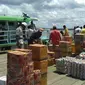 Saat Liputan6.com menyambangi Dermaga di Teluk Bintuni, ada kapal perintis yang membawa berbagai macam sembako, seperti mie instan, air mineral, dan kebutuhan pokok lainnya.