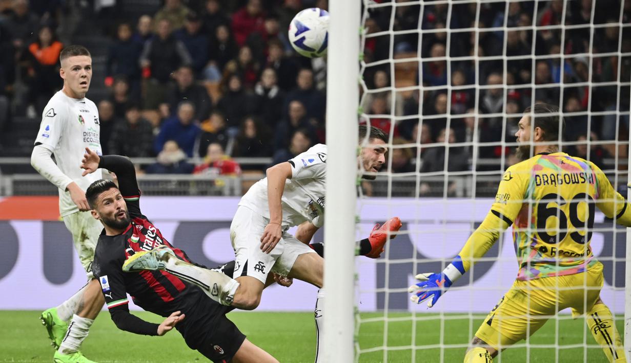 Gol Giroud juga memastikan kemenangan AC Milan atas Spezia dengan skor 2-1. Ia menjebol gawang tim tamu dengan tendangan voli memaksimalkan umpan Sandro Tonali. (Massimo Paolone/LaPresse via AP)