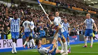 Para pemain Brighton & Hove Albion merayakan gol yang dicetak oleh Joao Pedro ke gawang Manchester United pada laga Liga Inggris di Stadion American Express, Sabtu (24/8/2024). (Gareth Fuller/PA via AP)