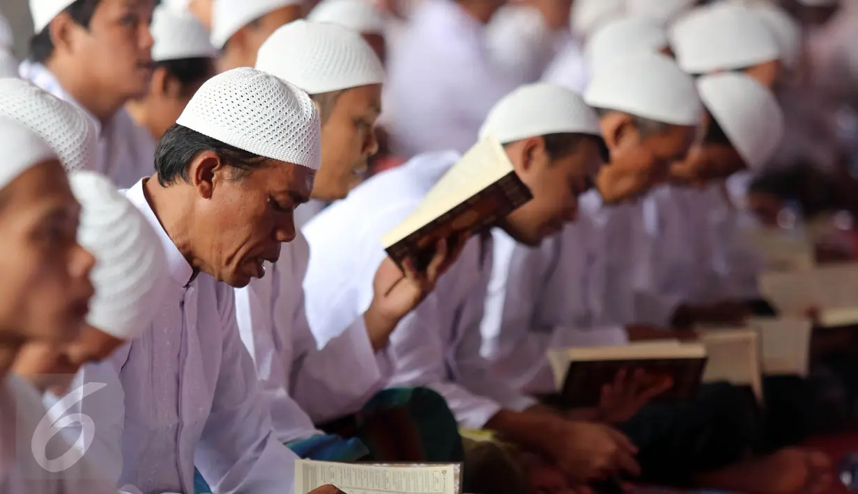 Ratusan Napi mengikuti acara Khatam Al-Quran warga binaan pemasyarakatan di LP Cipinang, Jakarta, Kamis (20/4). Acara ini dihadiri sejumlah menteri. (Liputan6.com/Johan Tallo)