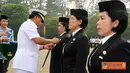 Citizen6, Cilangkap: Pada kesempatan ini, Panglima TNI juga menyematkan kepada tiga Pegawai Negeri Sipil (PNS) TNI yang mendapat tanda penghargaan dari negara. (Pengirim: Badarudin Bakri)