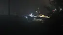 Petugas keselamatan darurat berada di lokasi tabrakan dua kereta di Kota Hermalle-sous-Huy, Belgia, Minggu (5/6). Kereta yang tengah membawa 40 penumpang itu menabrak gerbong belakang kereta barang yang juga berada di rel yang sama. (JOHN Thys/AFP)