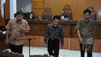 Mantan pegawai KPK dari BPKP Anhar Darwis (kiri) dua pegawai KPK Dimas Adiputra (tengah) dan Wahyu Dwi Raharjo (kanan) menjadi saksi Fakta pada Praperadilan Komjen Budi Gunawan di pengadilan Negeri Jakarta Selatan, (13/02/2015). (Liputan6.com/Johan Tallo)