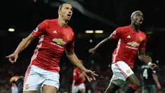 Pemain Manchester United, Zlatan Ibrahimovic dan Paul Pogba merayakan gol ke gawang Southampton pada laga Liga Premier Inggris di Stadion Old Trafford, Manchester, Inggris, Sabtu (20/8/2016). MU menang 2-0 atas Southampton. (AFP/Oli Scarff) 