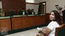 Pemain Sinetron Elly Sugigi saat didalam ruang sidang di Pengadilan Agama Jakarta Selatan, Rabu (26/4). Elly Sugigi menjalankan sidang cerai perdana tanpa di hadiri suaminya Ferry Anggara. (Liputan6.com/Herman Zakharia)