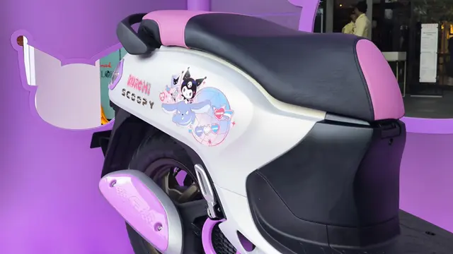 Tampilan skuter matic Honda Scoopy bergrafis karakter Kuromi dari Sanrio