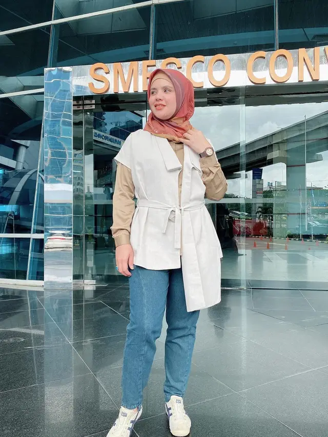 Bak Anak Muda, Ini 7 Pesona Istri Indra Bekti yang Jarang Tersorot