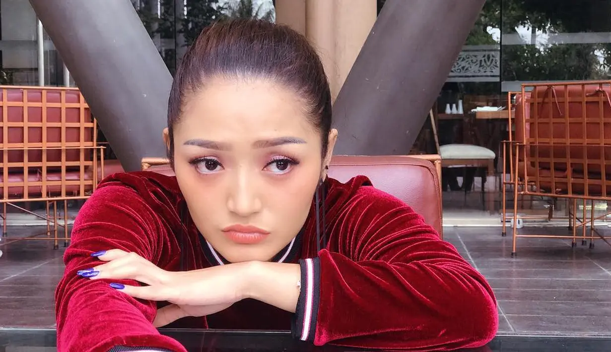 Meskipun memasang ekspresi manyun, akan tetapi pelantun tembang Bara Bere ini tetap terlihat cantik memesona. (Foto: instagram.com/sitibadriahh)