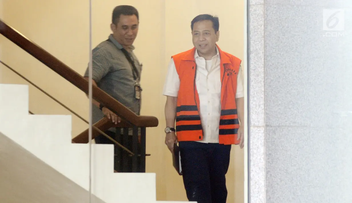 Terdakwa kasus korupsi proyek e-KTP Setya Novanto menuju ruang penyidik untuk menjalani pemeriksaan lanjutan di gedung KPK, Jakarta, senin (26/03). (Merdeka.com/Dwi Narwoko)