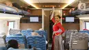 KCIC bekerjasama dengan Sanggar Gantari Gita Khatulistiwa menggelar pertunjukan seni tari sepanjang perjalanan dari stasiun Halim, Jakarta menuju Padalarang, Kabupaten Bandung Barat. (Liputan6.com/Herman Zakharia)