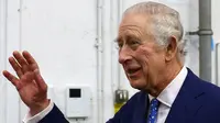 Raja Inggris Charles III melambai saat berkunjung ke bank makanan Milton Keynes di Milton Keynes, utara London pada 16 Februari 2023, untuk melihat dukungan yang mereka berikan kepada masyarakat di seluruh kota.MOLLY DARLINGTON / POOL / AFP