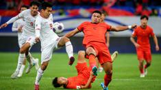 Pemain Timnas Indonesia, Witan Sulaeman (kiri) berebut bola dengan pemain China,&nbsp;Jiang Guangtai (kanan) saat laga lanjutan putaran ketiga Grup C Kualifikasi Piala Dunia 2026 di Qingdao Youth Stadium, Qingdao, China, Selasa (15/10/2024). (AFP)
