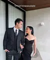 Saat menghadiri acara pernikahan, Omara dan Prilly tampil serasi dalam ansambel serba hitam. Omara memilih setelan jas hitam yang dipadukan dengan kemeja putih dan dasi hitam, menciptakan kesan formal dan klasik. Sementara itu, Prilly tampak anggun dalam tube dress dengan detail drapery pada bagian roknya, menambah kesan feminin dan elegan. [@prillylatucinnsina96].