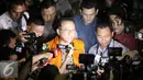 Ketua DPD Irman Gusman memberi keterangan usai diperiksa KPK, Jakarta, Sabtu (17/9).  Ketua DPD terbukti menerima suap sebesar Rp100 juta terkait kebijakan kuota gula impor. (Liputan6.com/Helmi Afandi)