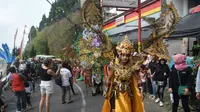  Komunitas Trawas Trashing Carnival (TTC) mampu mengulik sisi positif dari menjamurnya sampah menjadi mahakarya kostum unik. Penasaran?