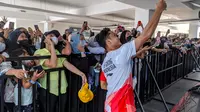 Istora Senayan Heboh! Anthony Ginting Jadi Sasaran Selfie Kaum Hawa di Indonesia Open 2022