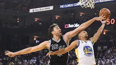 Golden State Warriors guard, Stephen Curry #30 melakukan tembakan saat dihadang San Antonio Spurs center, Pau Gasol #16 pada laga perdana NBA di Oracle Arena, Rabu (26/10/2016) WIB. (Reuters/Kyle Terada-USA TODAY Sports)
