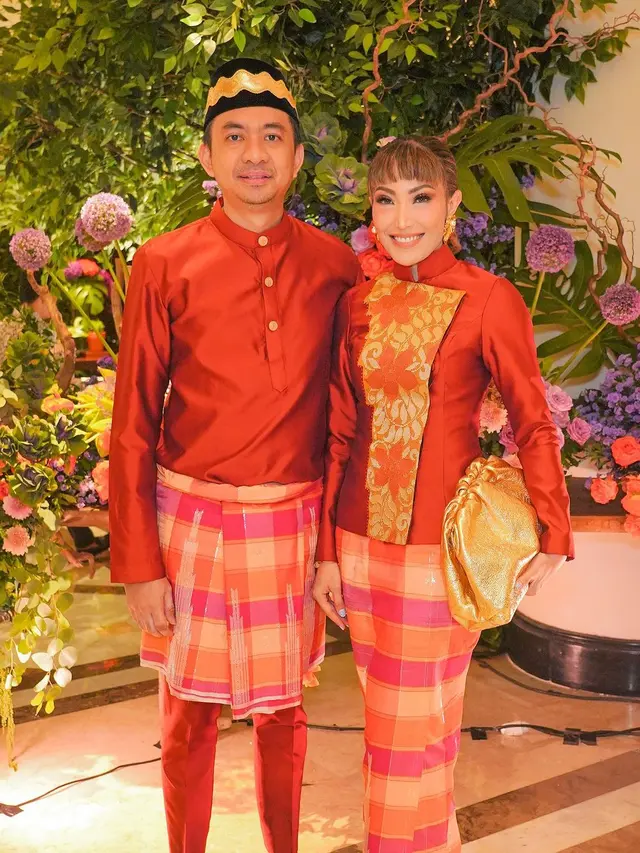 Ayu Dewi dengan busana tradisional (Instagram/mrsayudewi)