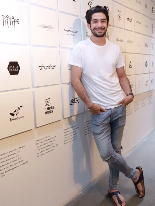 Kini, disela-sela kesibukannya menjadi aktor, Reza akan kembali bermain teater. Peraih Pemeran Utama Pria Terbaik di film Habibie & Ainun (2013) ini akan bermain bersama idolanya, Lukman Sardi. (Galih W. Satria/Bintang.com)