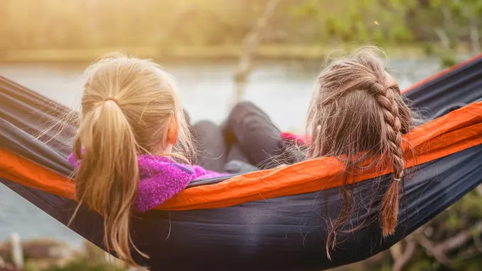 Anak-anak bisa merasa bahwa mereka harus memiliki lebih banyak agar diterima atau merasa lebih berharga.