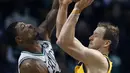 Pemain Utah Jazz, Joe Ingles (kanan) melakukan umpan melewati adangan pemain Boston Celtics, Marcus Smart pada lanjutan NBA basketball game di TD Garden, Boston, (15/12/2017). Utah Jazz menang 107-95. (AP/Michael Dwyer)