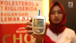 Petugas medis menunjukkan angka kadar kolesterol dalam rangka memperingati Hari Jantung Sedunia di Jakarta, Kamis (27/9). Kegiatan secara gratis juga memberikan program edukasi cara mencegah penyakit jantung secara dini.  (Liputan6.com/Fery Pradolo)